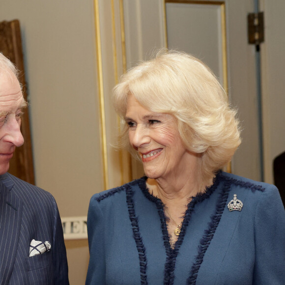 Le fait que leur maman Camilla soit désormais reine consort ne change pas leur statut. Aucun titre de noblesse ne leur sera attribué après le couronnement.
Le roi Charles III d'Angleterre et Camilla Parker Bowles, reine consort d'Angleterre, organisent une réception pour célébrer le deuxième anniversaire de "The Reading Room"à Clarence House à Londres, le 23 février 2023. La reine consort reçoit les les auteurs, les membres du milieu littéraire et les représentants d'organismes d'alphabétisation.