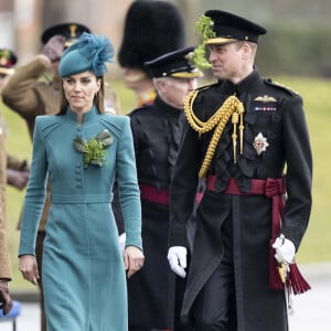 Le prince William, prince de Galles, et la colonelle Catherine (Kate) Middleton, princesse de Galles, à l'assemblée annuelle des Irish Guards Parade de la St Patrick à Mons Barracks à Aldershot, le 17 mars 2023. Catherine (Kate) Middleton, princesse de Galles, a récemment été nommée colonelle de l'Irish Guards par le roi d'Angleterre. 