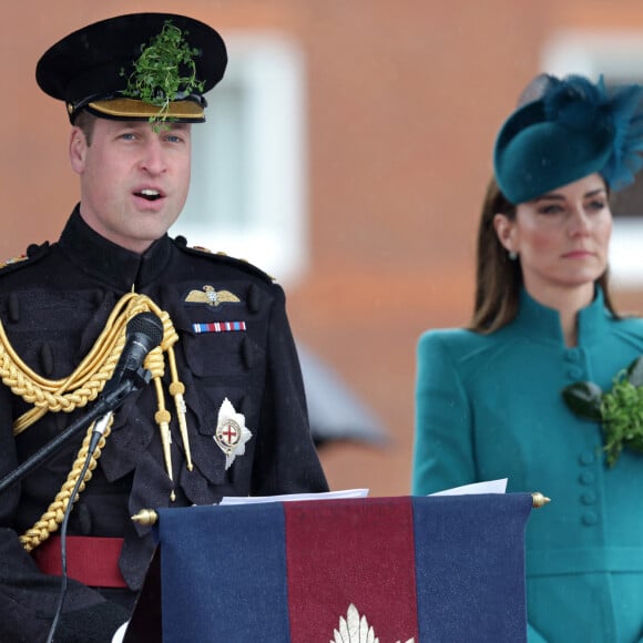 "Les époux de Galles ne sont pas particulièrement proches de Tom et Laura, les enfants de Camilla. Kate et William se méfieraient même de leurs liens avec des journalistes" rapporte Gala.
Le prince William, prince de Galles, et Catherine (Kate) Middleton, princesse de Galles, à l'assemblée annuelle des Irish Guards Parade de la St Patrick à Mons Barracks à Aldershot, le 17 mars 2023. Catherine (Kate) Middleton, princesse de Galles, a récemment été nommée colonelle de l'Irish Guards par le roi d'Angleterre. 