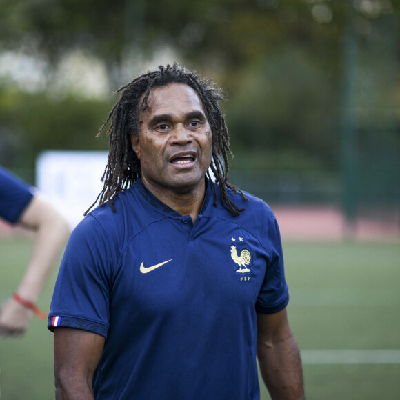 Christian Karembeu - Match de football caritatif entre le Variétés Club de France contre l'équipe de France des Parlementaires au profit de l'association "e-Enfance" au stade Emile Anthoine à Paris le 28 septembre 2022. La rencontre s'est soldée par une défaite 8-2 des parlementaires. Le match a été marqué par la blessure importante de J. Odoul. Le député du Rassemblement national (RN) de l'Yonne souffre d'une rupture du tendon rotulien. Le match a par ailleurs permis de récolter 35.000 euros pour le compte de l'association e-Enfance, qui lutte contre le cyber harcèlement. Si cette rencontre a fait parler d'elle, ce n'est pas tant pour son aspect sportif que son enjeu politique. Pour la première fois, l'équipe parlementaire de football intégrait dans son effectif des députés du Rassemblement national. Une nouveauté qui a conduit les députés insoumis, socialistes et écologistes à boycotter le match. Une façon pour eux de lutter contre une "banalisation" de l'extrême droite et une "prétendue normalisation" des élus du RN. © Pierre Perusseau/Bestimage