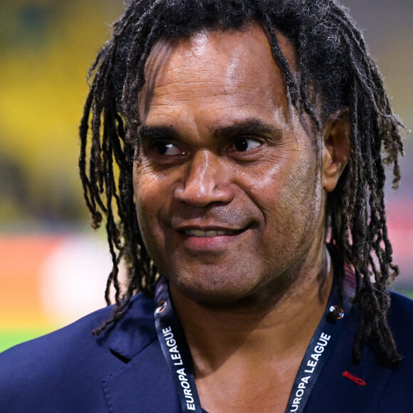Christian Karembeu (directeur sportif de l'Olympiakos) est honoré par son ancien club de Nantes (où il a joué de 1990 à 1995), en la personne d'Antoine Kombouare (entraineur du FC Nantes) lors du match d'Europa Ligue 2022 "Nantes - Olympiakos (2-1)" au stade de la Beaujoire, le 8 septembre 2022.