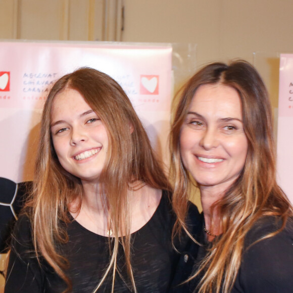C'est avec l'actrice Agathe de la Fontaine que l'ancienne footballeur a eu sa petite Zoé, qui a fêté son anniversaire le 22 mars
 
Agathe de La Fontaine et sa fille Zoé (fille d'Emmanuel Petit) - Gala du Coeur donné au profit de l'association Mécénat Chirurgie Cardiaque, avec un récital du pianiste Miroslav Kultyshev à la Salle Gaveau à Paris le 30 janvier 2017. © Philippe Doignon/Bestimage