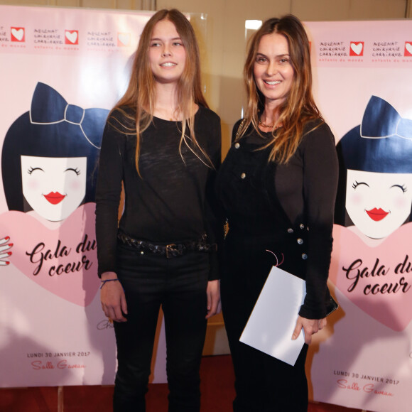Une belle manière de célébrer les 21 ans de Zoé, qui doit certainement rendre son père très fier !
 
Agathe de La Fontaine et sa fille Zoé (fille d'Emmanuel Petit) - Gala du Coeur donné au profit de l'association Mécénat Chirurgie Cardiaque, avec un récital du pianiste Miroslav Kultyshev à la Salle Gaveau à Paris le 30 janvier 2017. © Philippe Doignon/Bestimage