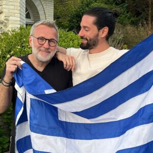 Les deux tourtereaux se sont alors embrassés sur la joue devant les caméras.
Laurent Ruquier et son compganon Hugo Manos posant ensemble lors d'un week-end en Normandie.