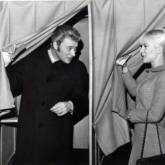 Archives - Johnny Hallyday et Sylvie Vartan dans un bureau de vote, le 6 mai 1960 © Keystone Press Agency / Zuma Press / Bestimage 