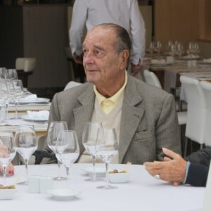 Jacques Chirac deguste des crevettes avec sa femme Bernadette, Maryvonne Pinault et un ami au restaurant Le Girelier a Saint Tropez le 4 octobre 2013.