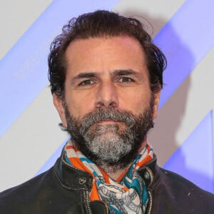 Chez les hommes Grégory Fitoussi avait plutôt opté pour un jean et une veste en cuir. Un style élégant accessoirisé par une belle paire de chaussures marron.

Grégory Fitoussi - Photocall de la soirée de clôture du festival Series Mania 2023 à Lille le 24 mars 2023. © Stéphane Vansteenkiste / Bestimage 