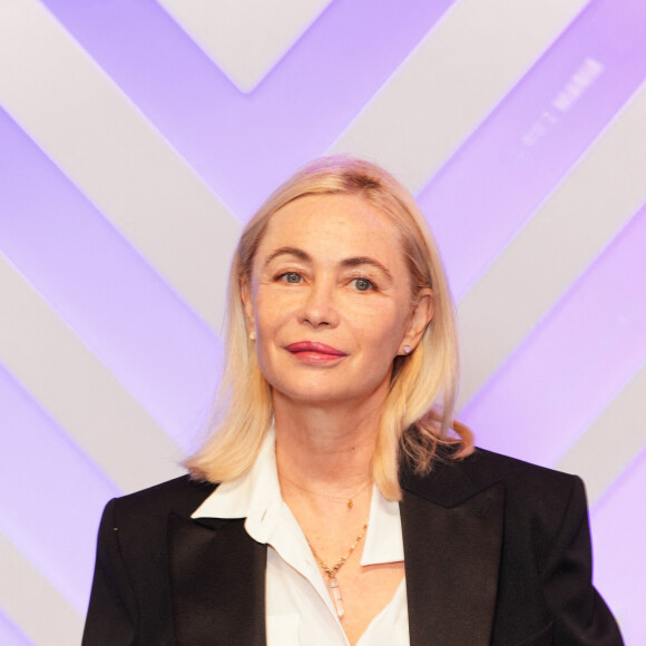 Emmanuelle Béart avait quant à elle choisi un ensemble noir avec une chemise blanche.
Emmanuelle Beart lors de la cérémonie de clôture de Series Mania 2023 à Lille, France, le 24 Mars 2023 
