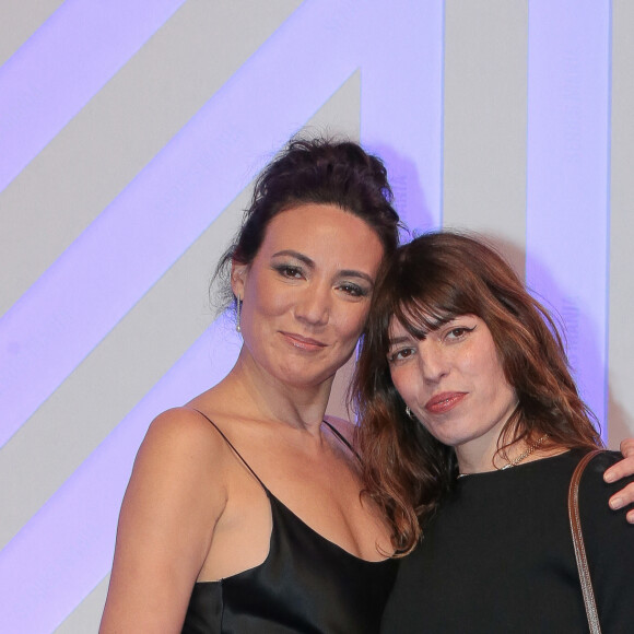 Lisa Joy et Lou Doillon - Photocall de la soirée de clôture du festival Series Mania 2023 à Lille le 24 mars 2023. © Stéphane Vansteenkiste / Bestimage