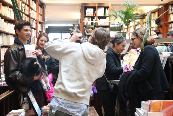 Violette d'Urso et ses lecteurs - Violette d'Urso dédicace son livre "Même le bruit de la nuit a changé" à la librairie Galignani à Paris, France, le 25 mars 2023. © Bertrand Rindoff/Bestimage 