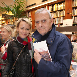 Jean-Charles de Castelbajac, son épouse Pauline et leur fille - Violette d'Urso dédicace son livre "Même le bruit de la nuit a changé" à la librairie Galignani à Paris, France, le 25 mars 2023. ©