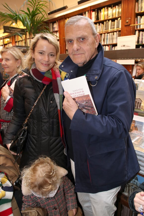 Jean-Charles de Castelbajac, son épouse Pauline et leur fille - Violette d'Urso dédicace son livre "Même le bruit de la nuit a changé" à la librairie Galignani à Paris, France, le 25 mars 2023. ©
