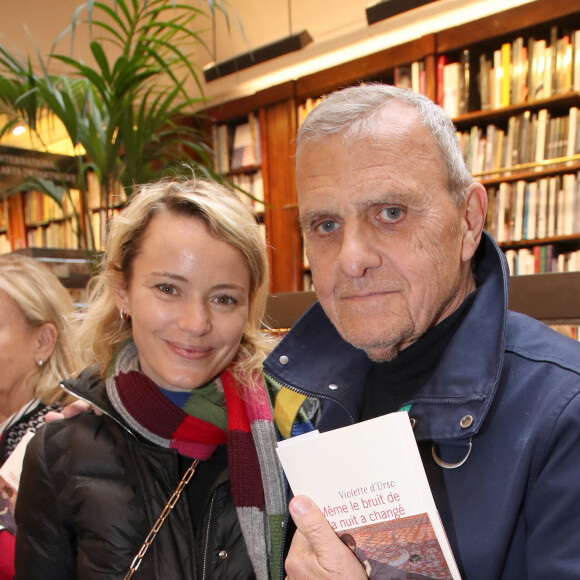 Jean-Charles de Castelbajac, son épouse Pauline et leur fille - Violette d'Urso dédicace son livre "Même le bruit de la nuit a changé" à la librairie Galignani à Paris, France, le 25 mars 2023. ©