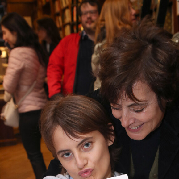 Violette d'Urso et sa mère Inès de La Fressange - Violette d'Urso dédicace son livre "Même le bruit de la nuit a changé" à la librairie Galignani à Paris, France, le 25 mars 2023. © Bertrand Rindoff/Bestimage 