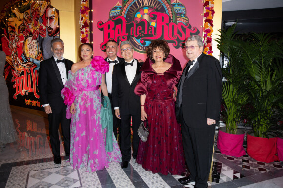 Shirley Bassey et la chanteuse Isabel Pantoja, guest - Arrivées des invités au Bal de la Rose 2023 sur le thème "Bollywood" à la salle des étoiles à Monaco le 25 mars 2023. © Olivier Huitel / Pool / Bestimage 