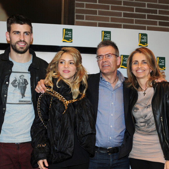 La mère de Gerard Piqué aurait fait un sale coup à Shakira
 
Montserrat Bernabeu - Shakira et son compagnon Gerard Pique au lancement du nouveau livre de Joan Pique, le pere de Gerard, a Barcelone.