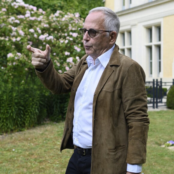 Fabrice Luchini est le propriétaire d'une maison loin de Paris, un havre de paix en Province, qui est aussi le refuge d'autres personnalités aussi connues.

Fabrice Luchini récite des fables de la Fontaine - Le président Emmanuel Macron et sa femme Brigitte visitent la maison natale de Jean de La Fontaine à Château-Thierry. © Eliot Blondet / Pool / Bestimage