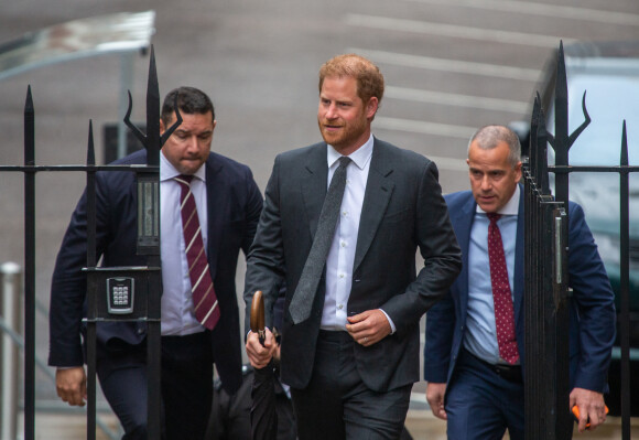 Le prince Harry a été invité par son père le roi Charles III à assister à son couronnement le 6 mai prochain.
Le prince Harry, duc de Sussex, arrive au deuxième jour du procès contre l'éditeur du journal "Daily Mail" à la Haute Cour de Londres, le 28 mars 2023.