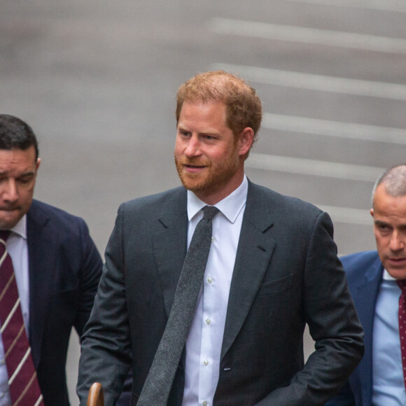Le prince Harry a été invité par son père le roi Charles III à assister à son couronnement le 6 mai prochain.
Le prince Harry, duc de Sussex, arrive au deuxième jour du procès contre l'éditeur du journal "Daily Mail" à la Haute Cour de Londres, le 28 mars 2023.
