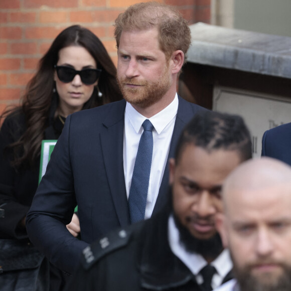 Le prince Harry, duc de Sussex, à la sortie du procès contre l'éditeur du journal "Daily Mail" à la Haute Cour de Londres, le 27 mars 2023.