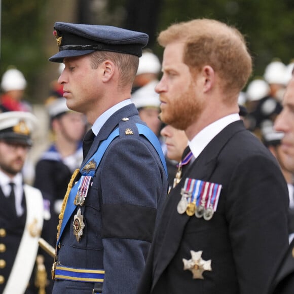 Le prince William, le prince Harry, duc de Sussex et Peter Phillips - Procession du cercueil de la reine Elizabeth II d'Angleterre de Wesminster Hall jusqu'à l'Abbaye de Westminster. Le 19 septembre 2022. © Emilio Morenatti / PA via Bestimage