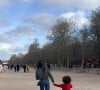 Le 28 mars, elle a publié une petite vidéo sur laquelle on peut la voir avec son fils Amin, en train de se promener au jardin du Luxembourg
Hiba Abouk et son fils Amin