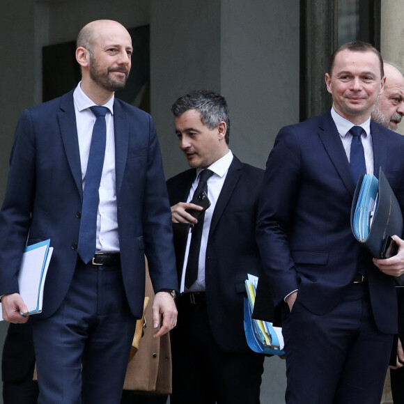 L'accusé va aussi être entendue "pour port illégal de costume ou d'uniforme, pour avoir porté publiquement sa tenue d'ancienne gendarme adjoint volontaire"...
Gérald Darmanin, Stanislas Guerini, Ministre de la Transformation et de la Fonction publique et le ministre du Travail, Olivier Dussopt à la sortie du conseil des ministres, au palais de l'Elysée, Paris, le 22 mars 2023 © Stéphane Lemouton / Bestimage