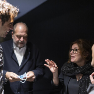 Exclusif - Eric Dupond-Moretti et sa compagne Isabelle Boulay - Mika est en backstage après son deuxième concert à la Philharmonie de Paris le 24 octobre 2021. © Cyril Moreau / Bestimage 