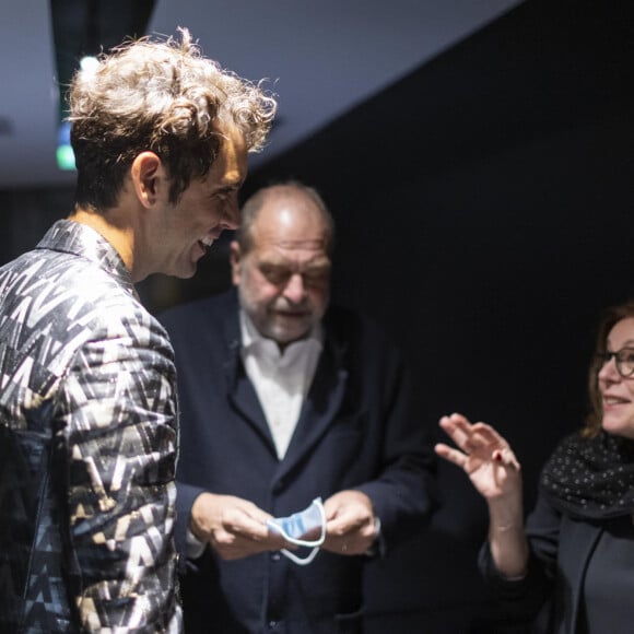 Exclusif - Eric Dupond-Moretti et sa compagne Isabelle Boulay - Mika est en backstage après son deuxième concert à la Philharmonie de Paris le 24 octobre 2021. © Cyril Moreau / Bestimage 