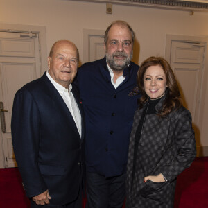 Malgré la distance, le couple est stable et solide. Au point même de lui faire envisager un possible mariage : "A 80 ans alors, ce sera ma dernière folie !"
Exclusif - Marc Ladreit de Lacharrière, Eric Dupond-Moretti et sa compagne Isabelle Boulay - Eric Dupond-Moretti à la barre au théâtre de la Madeleine à Paris le 22 janvier 2019. En 35 ans de plaidoiries, l'avocat Eric Dupond-Moretti a obtenu 150 acquittements. Il a défendu les puissants comme les faibles. Son style direct a fait de lui une star du Barreau. Après le cinéma, Eric Dupond-Moretti monte sur les planches livrer ses vérités. Il sera du 22 Janvier au 23 Février 2019 au théâtre de la Madeleine dans "Eric Dupond-Moretti à la barre". © Pierre Perusseau/Bestimage