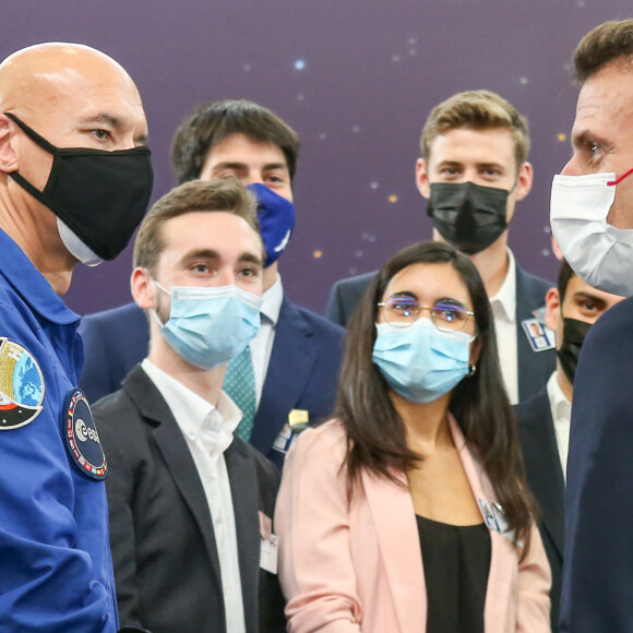 Emmanuel Macron s'entretient avec Luca Parmitano au centre de congrés Pierre Baudis, à Toulouse, le 16 février 2022. © Frédéric Scheiber/Pool/Bestimage