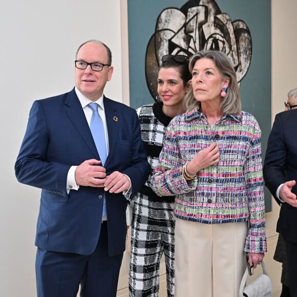 Le prince Albert II de Monaco, Charlotte Casiraghi et la princesse Caroline de Hanovre durant le vernissage de l'exposition Humanoïdes de l'artiste George Condo au Nouveau Musée National de Monaco, le 30 mars 2023. © Bruno Bebert / Bestimage 