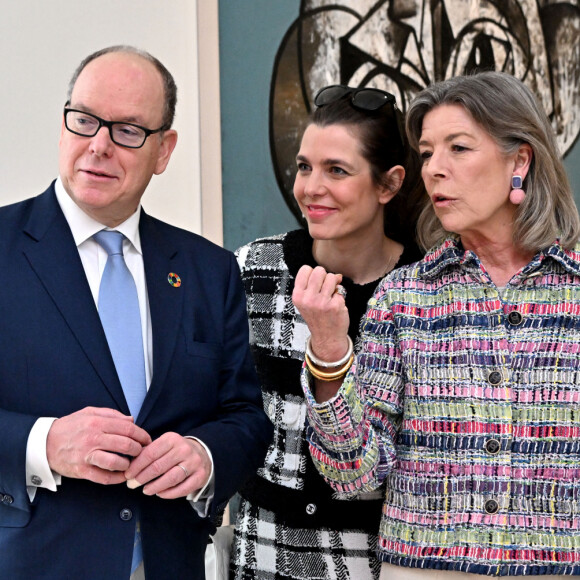 C'était une sortie familiale que les Grimaldi ont faite en cette veille de week-end
Le prince Albert II de Monaco, Charlotte Casiraghi, la princesse Caroline de Hanovre et Georgo Condo durant le vernissage de l'exposition Humanoïdes de l'artiste George Condo au Nouveau Musée National de Monaco. © Bruno Bebert / Bestimage 