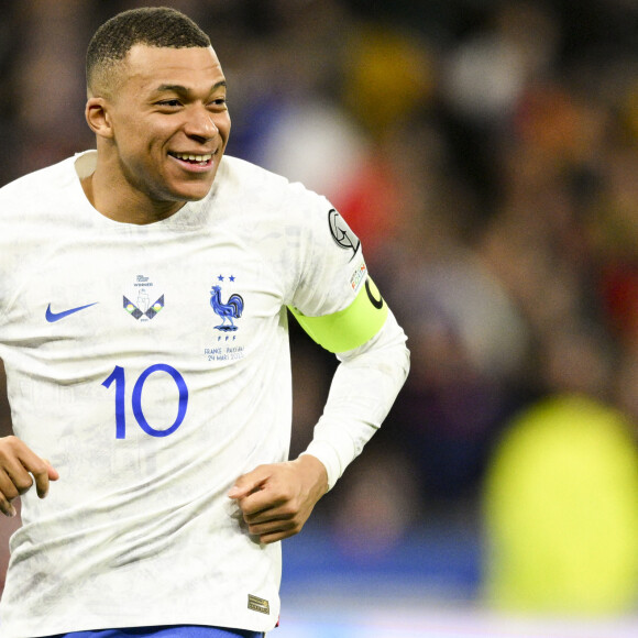 Un salaire qui en ferait le sportif le mieux payé au monde à croire Lionel Dangoumau, rédacteur en chef du service football au journal L'Équipe
 
Joie des joueurs de l'équipe de France en fin de match Kylian Mbappé (FRA) - Match de qualification à l''EURO 2024 de Football opposant la France aux Pays-Bas au Stade de France à Saint-Denis, France, le 24 mars 2023. La France a gagné 4-0. © Jean-Baptiste Autissier/Panoramic/Bestimage