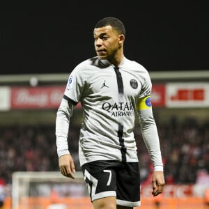 Kylian Mbappé a donc signé un contrat record avec le PSg l'été dernier
 
Kylian Mbappe (PSG) lors du match de championnat de Ligue 1 Uber Eats opposant Le Stade Brestois 29 (Brest) au Paris Saint-Germain (PSG) au stade Francis-Le Ble à Brest, France, le 11 mars 2023. le PSG a gagné 2-1. © Jean-Baptiste Autissier/Panoramic/Bestimage