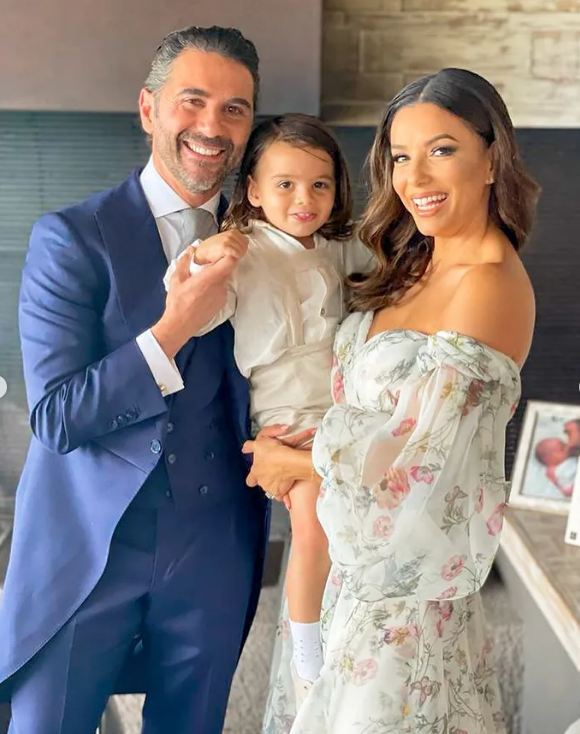 Eva Longoria : Rares photos de son incroyable maison à 22.9 millions de dollars !
Eva Longoria avec son fils Santiago, fruit de son union avec l'homme d'affaires Jose Antonio Baston - Instagram