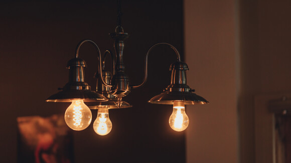 Apportez une touche décorative élégante à votre intérieur avec ce lustre vintage !