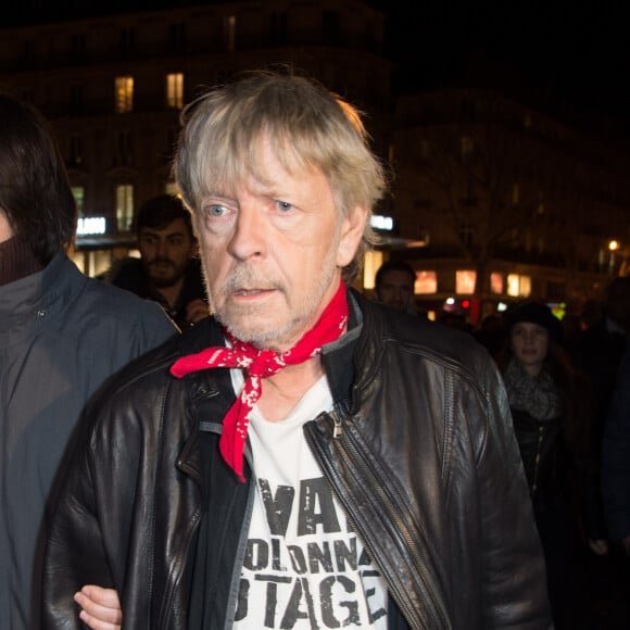 Renaud Séchan vit avec deux hommes, deux anges gardiens.
Le chanteur Renaud (Renaud Séchan) participe à un rassemblement spontané en hommage aux victimes des attentats de Charlie Hebdo Place de la République, à Paris, le 7 janvier 2016.