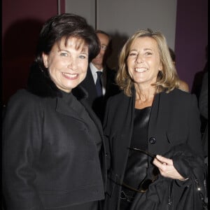 ANNE SINCLAIR ET CLAIRE CHAZAL - DEFILE DE MODE "DIOR" COLLECTION HAUTE COUTURE PRINTEMPS - ETE 2010, AVENUE MONTAIGNE A PARIS  PEOPLE AT FASHION SHOW DIOR HAUTE COUTURE SPRING SUMMER 2010 