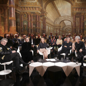 Exclusif - Exclusif - Benjamin Biolay, Julie Gayet, Claire Chazal, Julien Clerc, Nicola Sirkis, le jardinier Alain Baraton - Enregistrement de l'émission "Le Grand Echiquier, le printemps à Versailles", présentée par C.Chazal et diffusée le 31 mars sur France 2 © Jack Tribeca / Bestimage Le grand rendez-vous culturel présenté par C.Chazal, nous donne rendez-vous dans ce second Grand Échiquier exceptionnel dédié à Versailles. Une émission événement qui permet de parcourir le château et d'offrir un magnifique écrin aux invités, dans un lieu rempli d'histoire, grâce au dispositif exceptionnel du réalisateur F.Goetghebeur dans l'Opéra royal et la galerie des Glaces, symbole du rayonnement de cette résidence royale. Le grand échiquier est un lieu de rencontre où se mêlent tous les arts et toutes les générations d'artistes. Ce soir, nous visitons ce merveilleux château mais aussi célébrons la nature.Versailles au printemps, c'est l'explosion des sens, et c'est avec des invités exceptionnels que C.Chazal va partager cette soirée. J.Clerc va chanter ses plus belles chansons, dont un très bel hommage à S.Lama, qui sera présent.Nous retrouverons N.Sirkis et son groupe Indochine,B.Biolay qui revient dans son disque sur son enfance à Sète, J.Gayet qui rend hommage aux musiques de films, tout comme le pianiste A.Tharaud, le violoniste R.Capuçon qui célèbre les saisons de Vivaldi, le chef M.Herzog et la danseuse de l'Opéra de Paris M.Barbeau qui nous fera le plaisir d'improviser pour nous...Mais aussi les meilleurs danseurs de Hip Hop, sans oublier le rappeur Dosseh, la franco-algérienne S.Massi et la jeune Santa du groupe Hyphen Hyphen.Nous écouterons les artistes lyriques M.Spyres, immense ténor qui a triomphé dans Carmen, tout comme la Mezzo-Soprano G.Arquez et l'étonnant B.deSà à la voix de Soprano.Nous accueillerons le producteur et musicien B.Burgalat, qui célèbre les 100 ans de la musique enregistrée dans une très belle exposition, à découvrir...Et c'est le jardinier en chef de Versailles A.Baraton qui nous guidera à travers les bosquets et l'histoire de ce parc unique pendant toute l'émission. Tous nos invités seront accompagnés du Grand Orchestre de l'Opéra Royal de Versailles et son chef V.Jacob. Le temps d'une soirée, Le grand échiquier devient la plus grande salle de spectacles de France.  Exclusive - No Web No Blog pour Belgique et Suisse