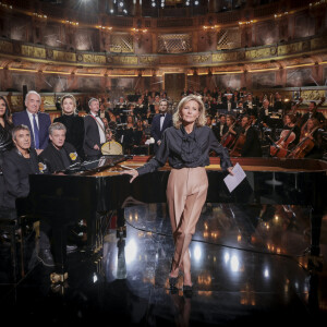 Exclusif - Souad Massi, le jardinier Alain Baraton, Julie Gayet, Julien Clerc, Benjamin Biolay, Claire Chazal - Enregistrement de l'émission "Le Grand Echiquier, le printemps à Versailles", présentée par C.Chazal et diffusée le 31 mars sur France 2 © Jack Tribeca / Bestimage Le grand rendez-vous culturel présenté par C.Chazal, nous donne rendez-vous dans ce second Grand Échiquier exceptionnel dédié à Versailles. Une émission événement qui permet de parcourir le château et d'offrir un magnifique écrin aux invités, dans un lieu rempli d'histoire, grâce au dispositif exceptionnel du réalisateur F.Goetghebeur dans l'Opéra royal et la galerie des Glaces, symbole du rayonnement de cette résidence royale. Le grand échiquier est un lieu de rencontre où se mêlent tous les arts et toutes les générations d'artistes. Ce soir, nous visitons ce merveilleux château mais aussi célébrons la nature.Versailles au printemps, c'est l'explosion des sens, et c'est avec des invités exceptionnels que C.Chazal va partager cette soirée. J.Clerc va chanter ses plus belles chansons, dont un très bel hommage à S.Lama, qui sera présent.Nous retrouverons N.Sirkis et son groupe Indochine,B.Biolay qui revient dans son disque sur son enfance à Sète, J.Gayet qui rend hommage aux musiques de films, tout comme le pianiste A.Tharaud, le violoniste R.Capuçon qui célèbre les saisons de Vilvaldi, le chef M.Herzog et la danseuse de l'Opéra de Paris M.Barbeau qui nous fera le plaisir d'improviser pour nous...Mais aussi les meilleurs danseurs de Hip Hop, sans oublier le rappeur Dosseh, la franco-algérienne S.Massi et la jeune Santa du groupe Hyphen Hyphen.Nous écouterons les artistes lyriques M.Spyres, immense ténor qui a triomphé dans Carmen, tout comme la Mezzo-Soprano G.Arquez et l'étonnant B.deSà à la voix de Soprano.Nous accueillerons le producteur et musicien B.Burgalat, qui célèbre les 100 ans de la musique enregistrée dans une très belle exposition, à découvrir...Et c'est le jardinier en chef de Versailles A.Baraton qui nous guidera à travers les bosquets et l'histoire de ce parc unique pendant toute l'émission. Tous nos invités seront accompagnés du Grand Orchestre de l'Opéra Royal de Versailles et son chef V.Jacob. Le temps d'une soirée, Le grand échiquier devient la plus grande salle de spectacles de France.  Exclusive - No Web No Blog pour Belgique et Suisse