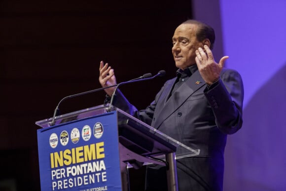 Il se trouverait, selon plusieurs médias locaux dans un "état stable".
Silvio Berlusconi lors d'un meeting du parti Forza Italia à Milan, le 7 février 2023.