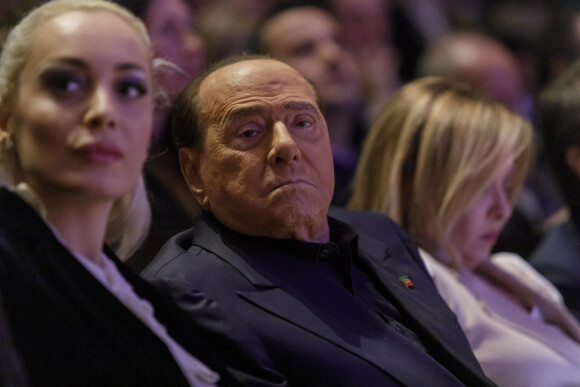 C'est une deuxième hospitalisation, pour Silvio Berlusconi, qui se trouvait déjà à l'hôpital San Raffaele il y a quelques jours.
Silvio Berlusconi lors d'un meeting du parti Forza Italia à Milan, le 7 février 2023.