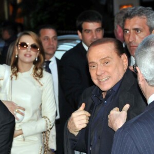 Victime de "problèmes cardiovasculaires", il aurait été transféré en soins intensifs le mercredi 5 avril 2023.
Silvio Berlusconi et sa jolie fiancée Francesca Pascale à Bari, le 12 avril 2013.
