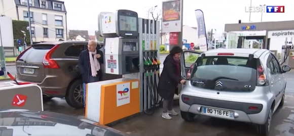 Venue faire le point sur la pénurie d'essence dans les stations dans le Val-de-Marne, la journaliste a souhaité interrogé "un monsieur".
Michel Jonasz passe incognito dans le journal de 13h de TF1