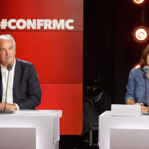 Olivier Truchot, Estelle Denis - Conférence de presse de rentrée de RMC / RMC Sport saison 2021/2022 à l'Altice Campus à Paris, France, le 30 août 2021. © Christophe Clovis / Bestimage