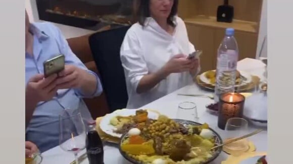 L'animatrice de 46 ans a partagé une vidéo en story Instagram sur laquelle elle semble partager un dîner en compagnie de certains de ses collègues à "RMC", dont Alain Marschall, Olivier Truchot et Mehdi Ghezzar, tous présents dans l'émission quotidienne "Les Grandes Gueules".
Estelle Denis, Instagram.