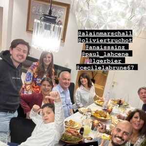 Dans une autre story (un cliché cette fois-ci), elle a tenu à remercier Mehdi Ghezzar, qui était visiblement à l'origine de ce repas. Sur cette photo, on aperçoit ce dernier en train de se prendre en selfie avec tous les invités, y compris donc Estelle Denis.
Estelle Denis, Instagram.