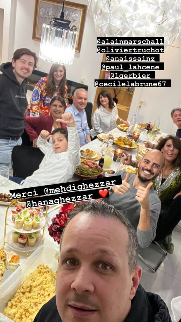 Dans une autre story (un cliché cette fois-ci), elle a tenu à remercier Mehdi Ghezzar, qui était visiblement à l'origine de ce repas. Sur cette photo, on aperçoit ce dernier en train de se prendre en selfie avec tous les invités, y compris donc Estelle Denis.
Estelle Denis, Instagram.