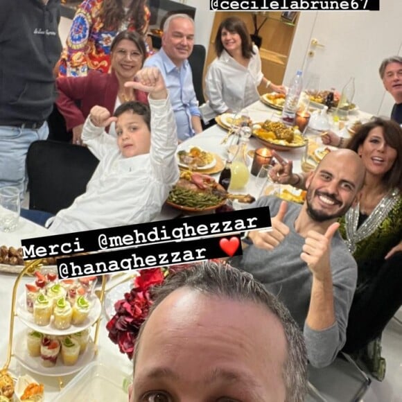 Dans une autre story (un cliché cette fois-ci), elle a tenu à remercier Mehdi Ghezzar, qui était visiblement à l'origine de ce repas. Sur cette photo, on aperçoit ce dernier en train de se prendre en selfie avec tous les invités, y compris donc Estelle Denis.
Estelle Denis, Instagram.